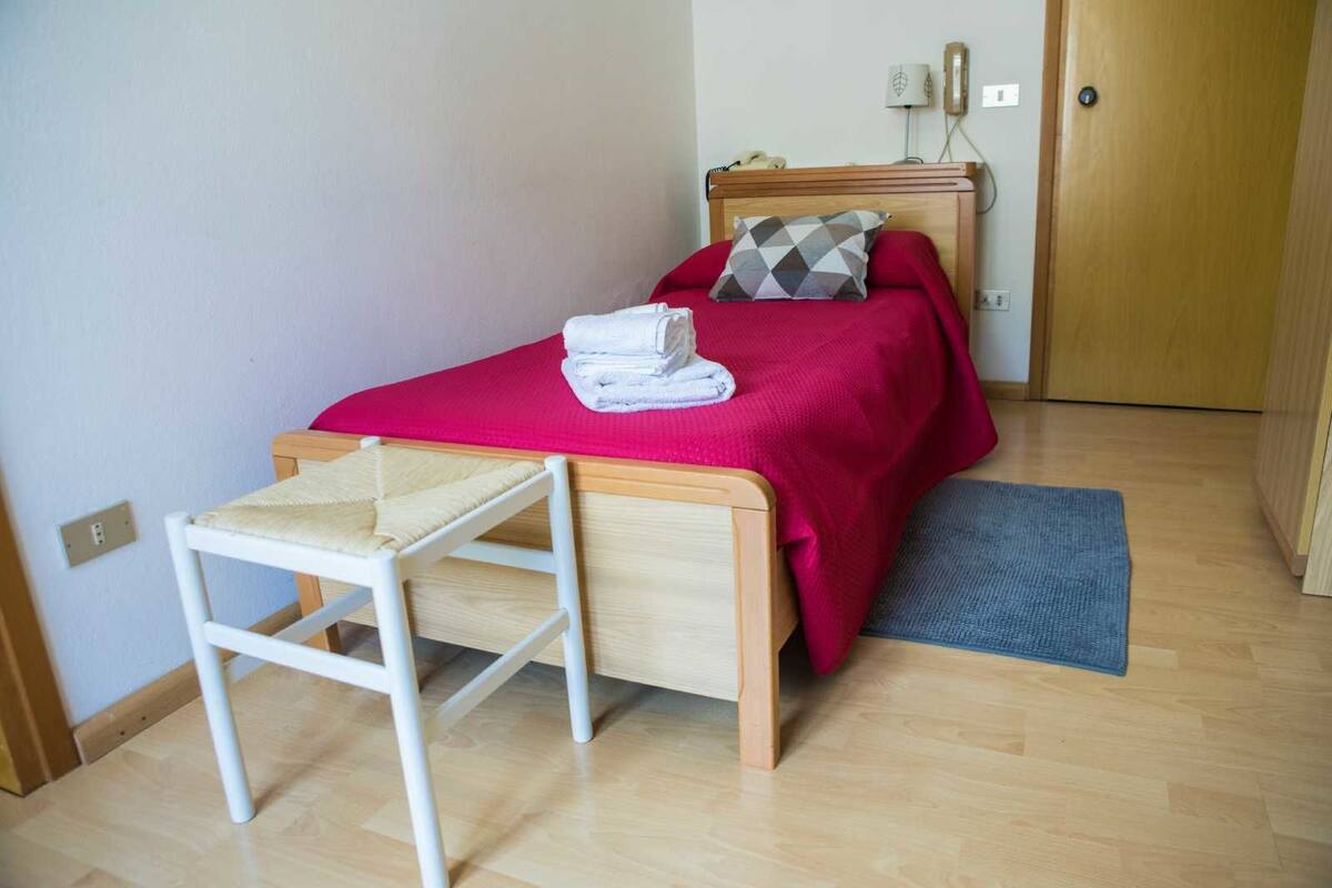 Eenpersoonskamer | Een kluis op de kamer, beddengoed