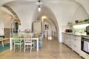 Maison luxueuse, 2 chambres | Cuisine privée | Réfrigérateur grande capacité avec congélateur, un four