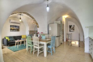 Maison luxueuse, 2 chambres | Repas dans la chambre