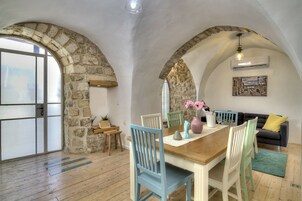 Luxury House, 2 Bedrooms | In-room dining