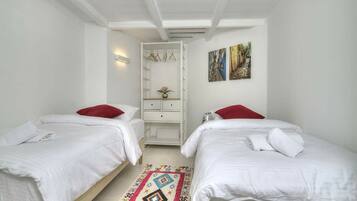 Luxury House, 2 Bedrooms | 2 bedrooms, soundproofing, free WiFi, bed sheets