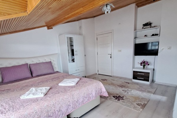 Classic Uc Kisilik Oda- Uçgen Pencereli | Premium bedding, desk, laptop workspace, bed sheets
