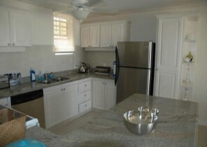 Villa panorámica, 2 habitaciones, vista al mar, junto a la alberca | Cocina privada | Refrigerador, microondas, horno y parrilla de estufa 