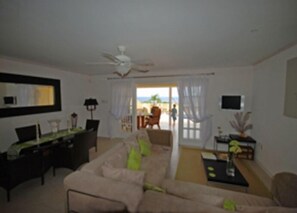 Panoramic Βίλα, 2 Υπνοδωμάτια, Θέα στη Θάλασσα, Στην πισίνα | Περιοχή καθιστικού | Τηλεόραση με επίπεδη οθόνη