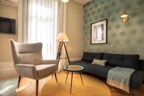 Dobbelt- eller tomannsrom – deluxe | Oppholdsområde | En 60-centimeters Flatskjerm-TV med kabel-kanaler samt TV