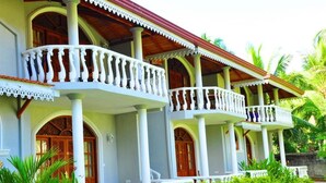 Unclassified image, 5 of 42, button - Bougain Villa (Dharga Town)