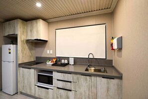 Full-size fridge, microwave, stovetop, electric kettle - Regal Residency (Auckland)
