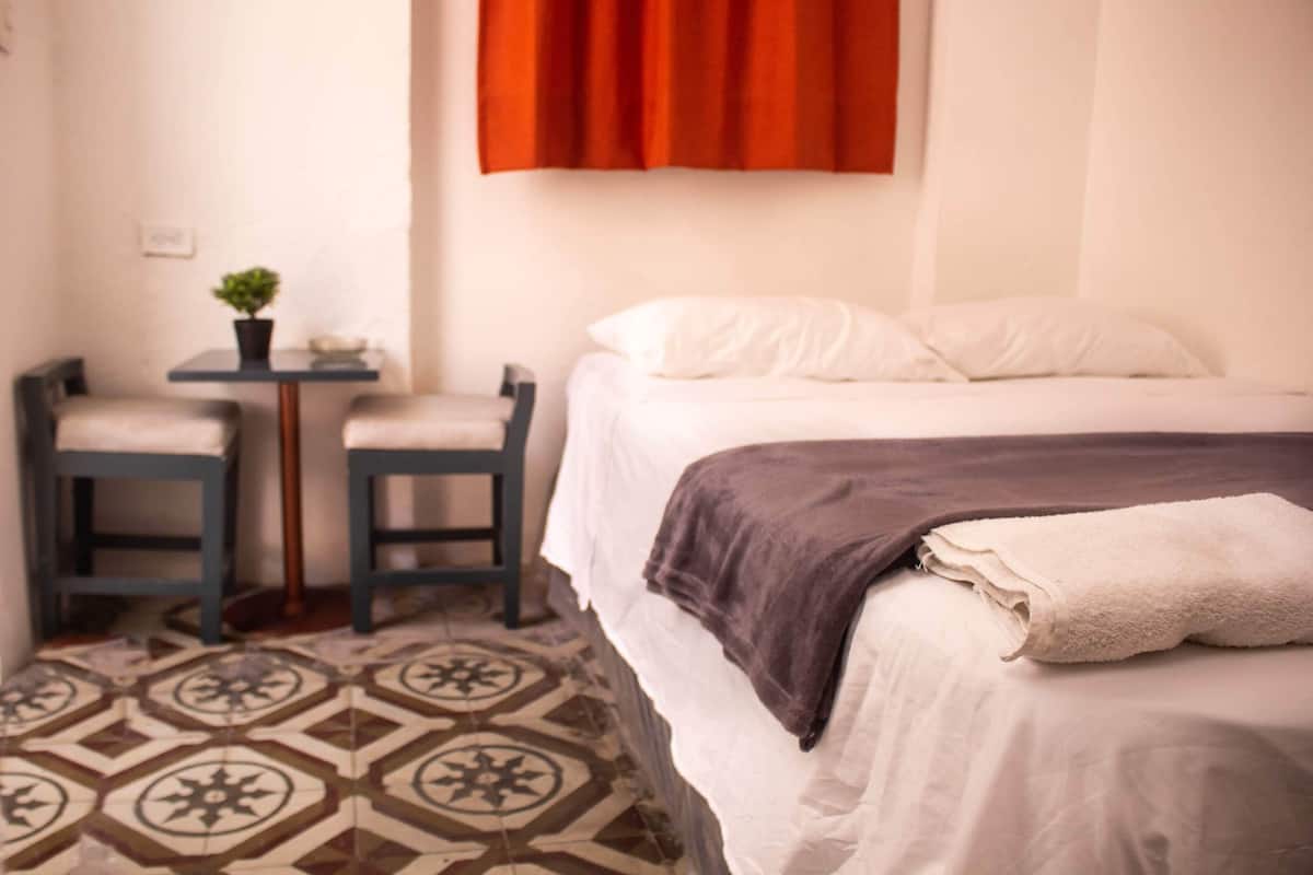 Quarto casal tradicional | Ferros/tábuas de passar roupa, Wi-Fi de cortesia, roupa de cama