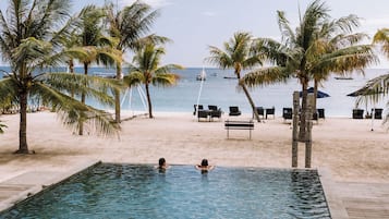 Udendørs pool, parasoller, liggestole