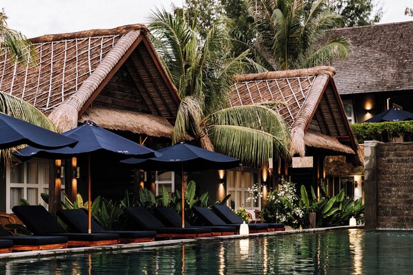 Utendørsbasseng, bassengparasoller og solsenger