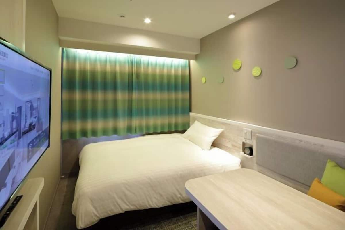 Edredons de pluma, escrivaninha, espaço de trabalho para notebook