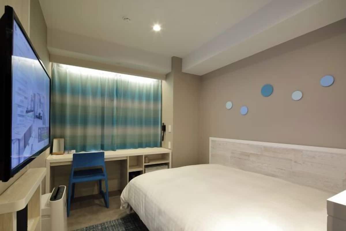 Edredons de pluma, escrivaninha, espaço de trabalho para notebook