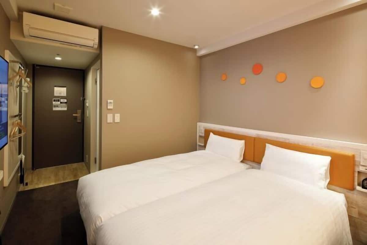 Edredons de pluma, escrivaninha, espaço de trabalho para notebook