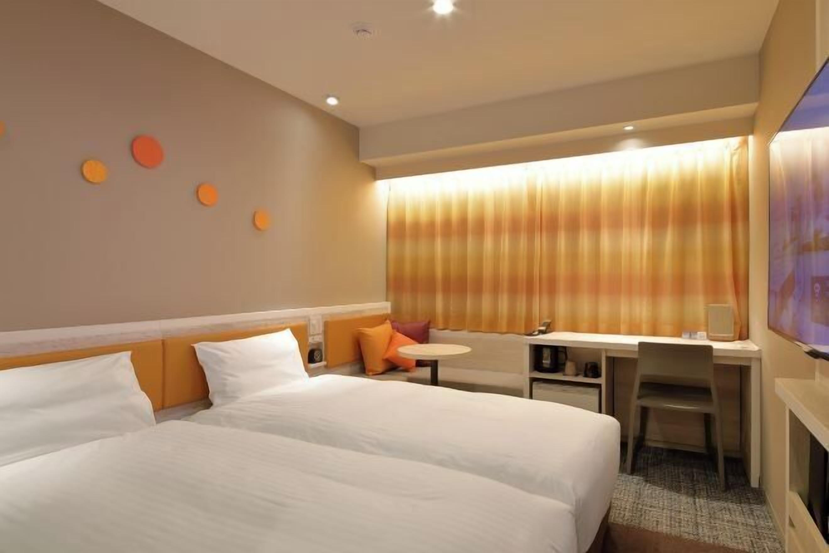 Chăn bông, bàn, khu vực làm việc phù hợp cho laptop, màn/rèm cản sáng 