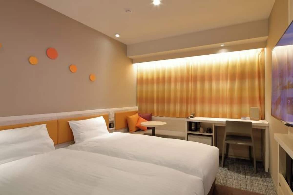 Chăn bông, bàn, khu vực làm việc phù hợp cho laptop, màn/rèm cản sáng