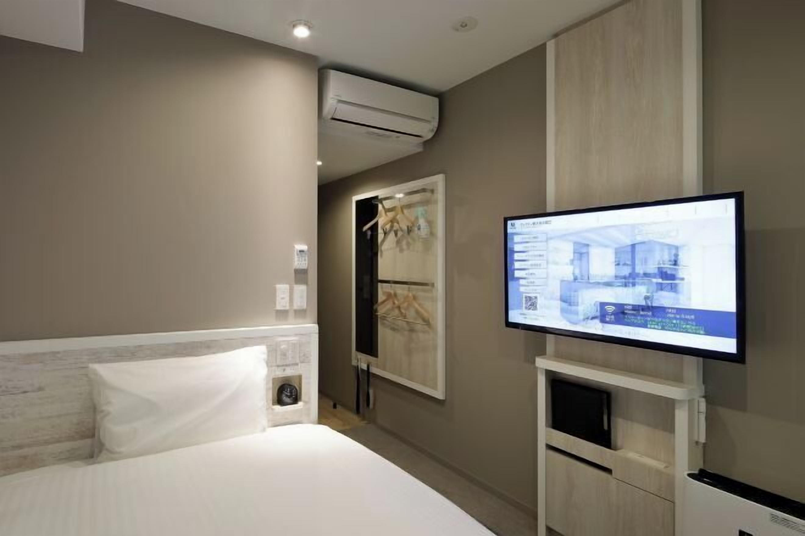 Daunenbettdecken, Schreibtisch, laptopgeeigneter Arbeitsplatz