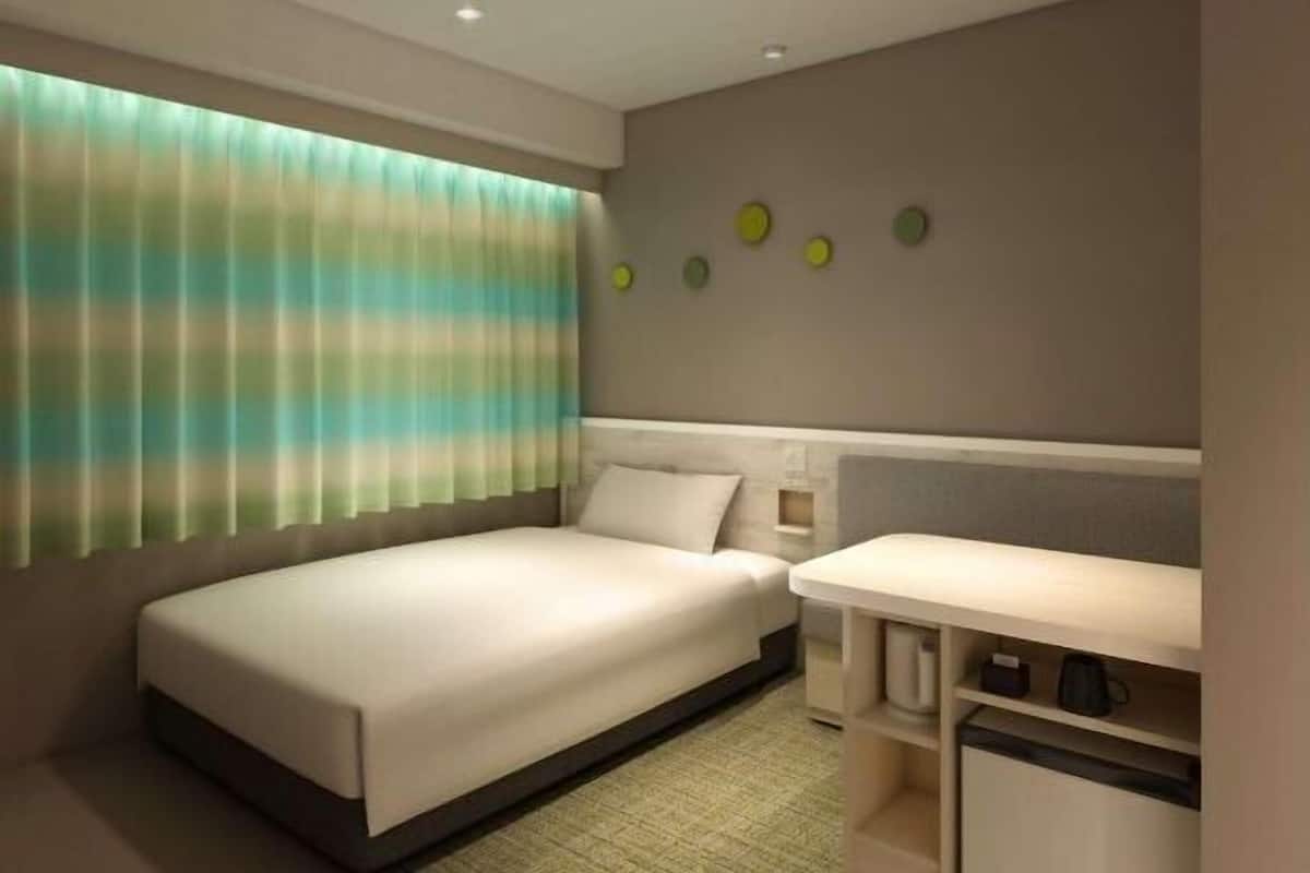 Chăn bông, bàn, khu vực làm việc phù hợp cho laptop, màn/rèm cản sáng