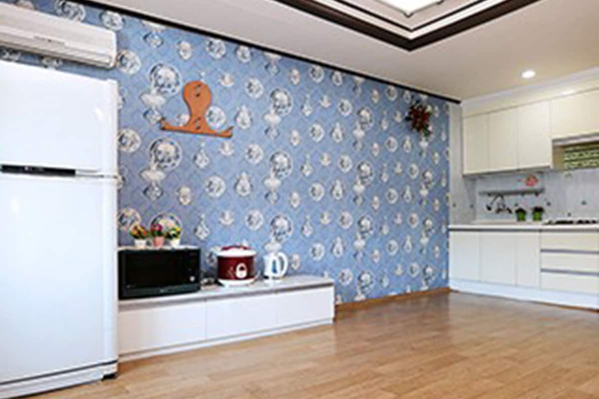 Suite (Fragrance) | Living area | Flat-screen TV