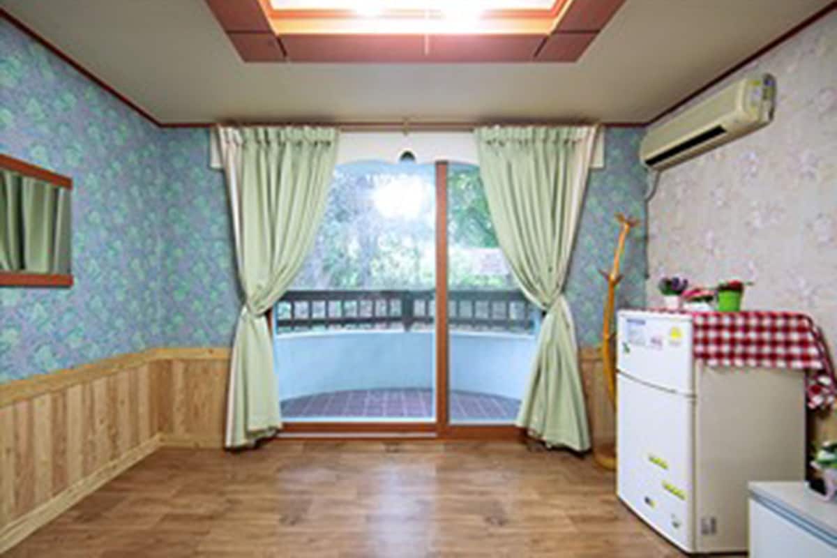 Room (Hope) | Living area | Flat-screen TV