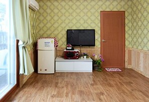 Room (Trust) | Living area | Flat-screen TV - Kkotji Purnsol Pension (Taean)