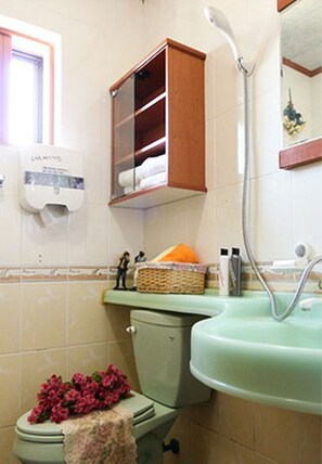 Douche, articles de toilette gratuits, sĂšche-cheveux