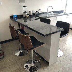 Appartement Standard, 2 chambres | Cuisine privée | Réfrigérateur, micro-ondes, plaque de cuisson, bouilloire électrique