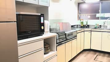 Full-sized fridge, microwave, oven, stovetop