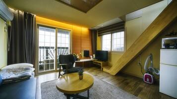 Duplex (Elegy) | Living area | 32-inch flat-screen TV with cable channels, TV