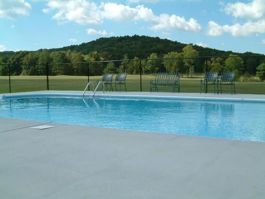 Una piscina al aire libre de temporada