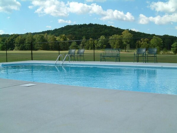 Una piscina al aire libre de temporada