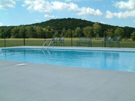 Una piscina al aire libre de temporada