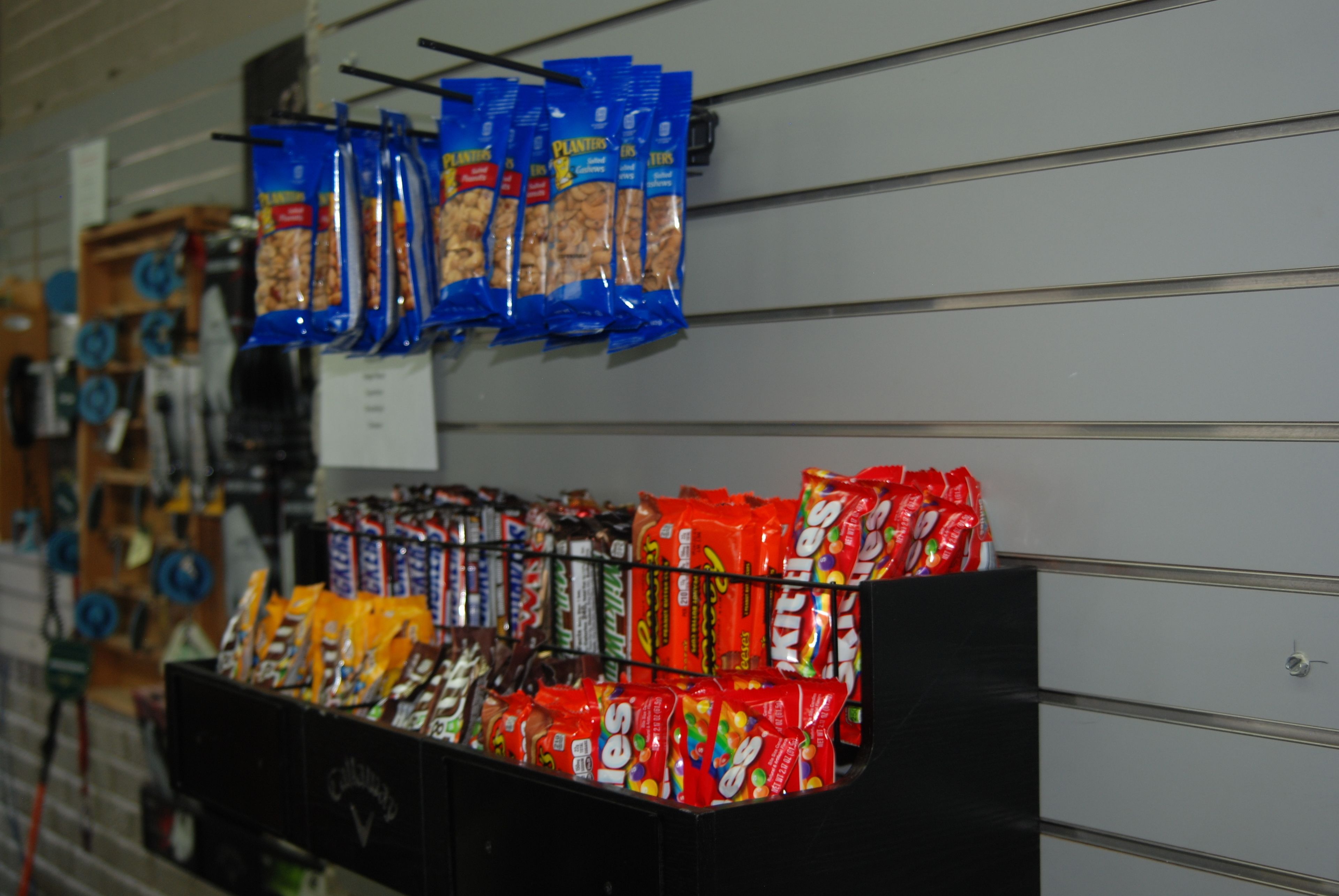 Una exhibición de dulces con diversas marcas y tipos.