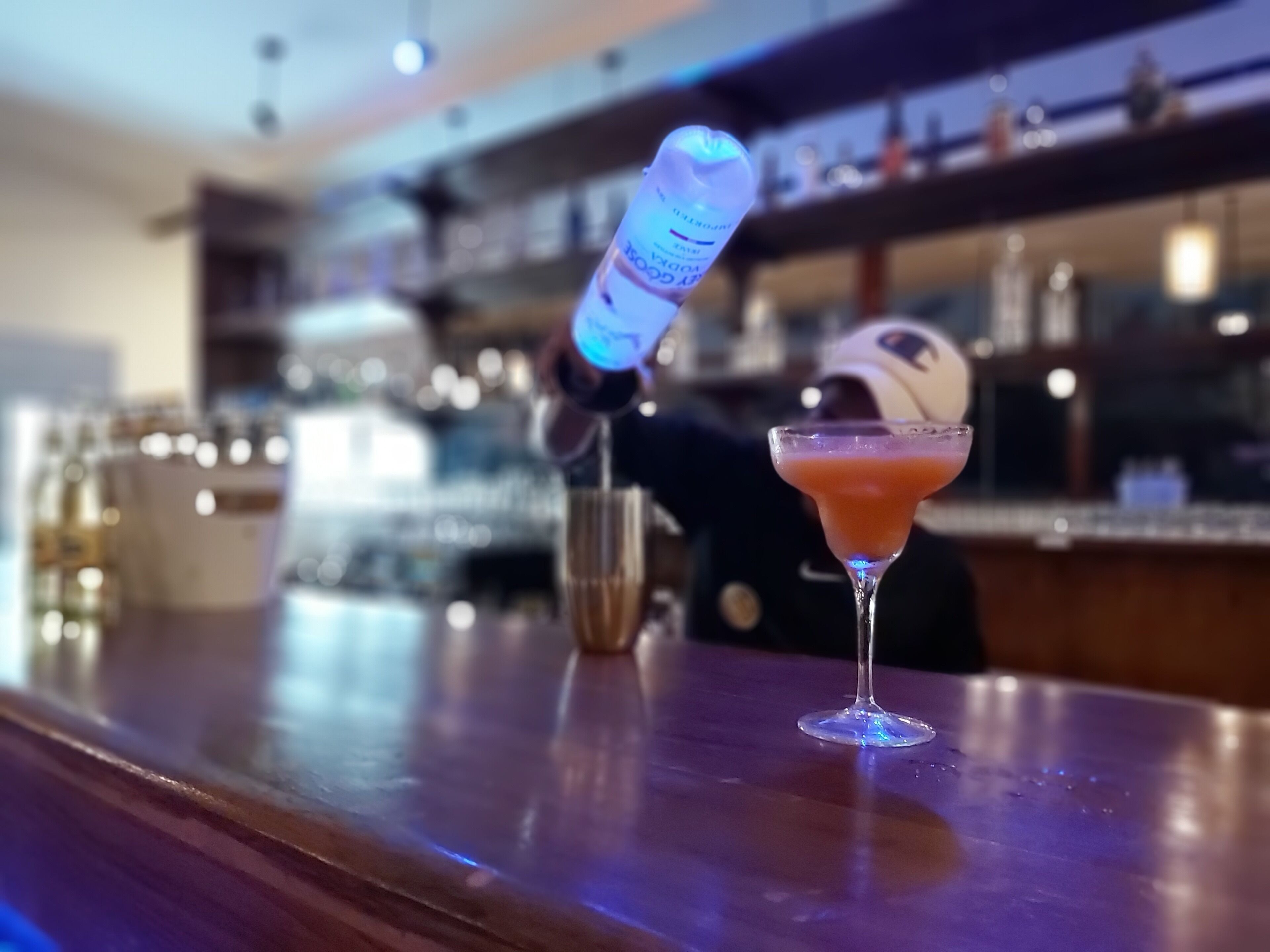 Un bar donde preparan un cóctel.