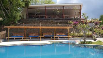 Una piscina al aire libre