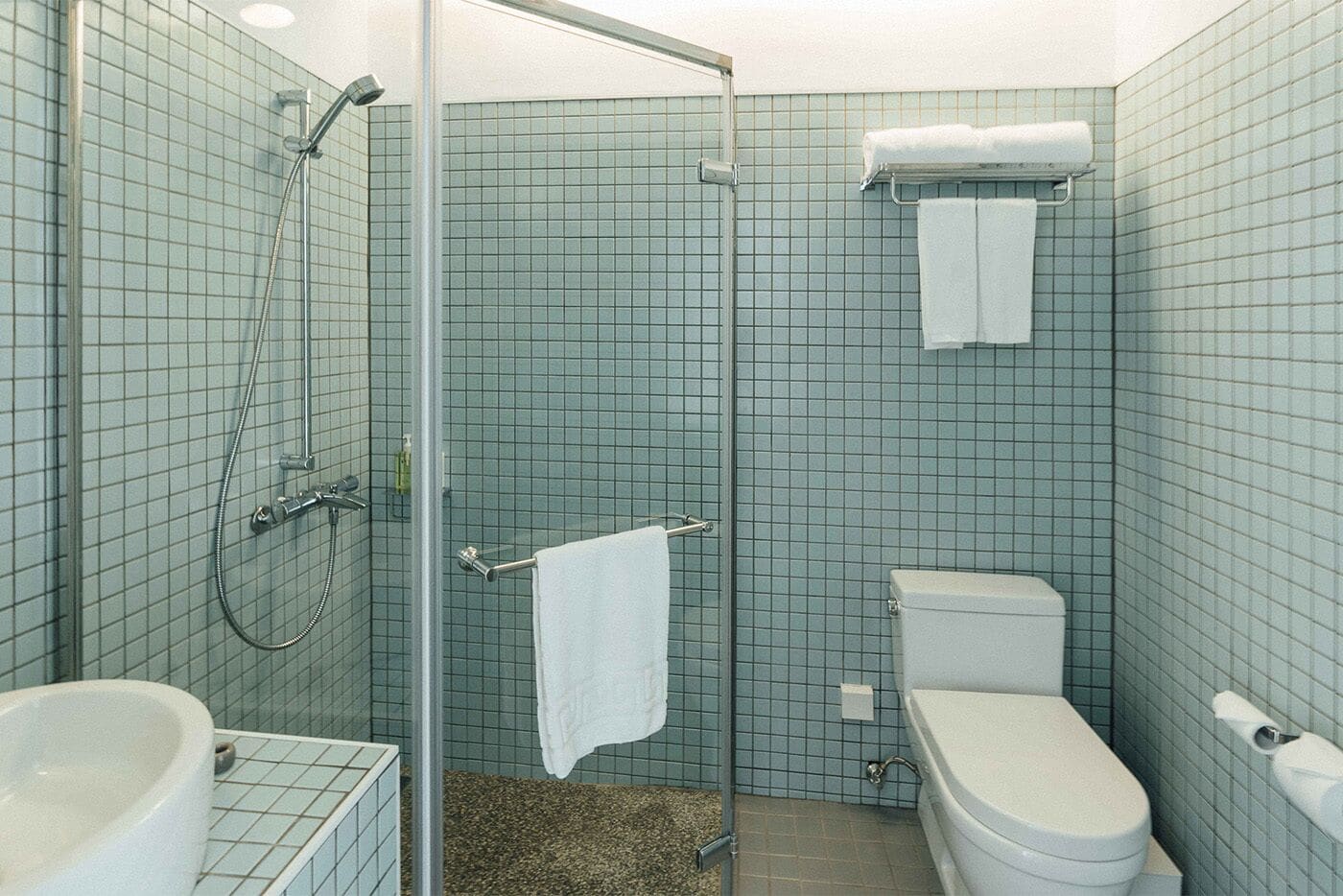 standard twin room | bathroom | free toiletries, hair dryer, slippers, towels