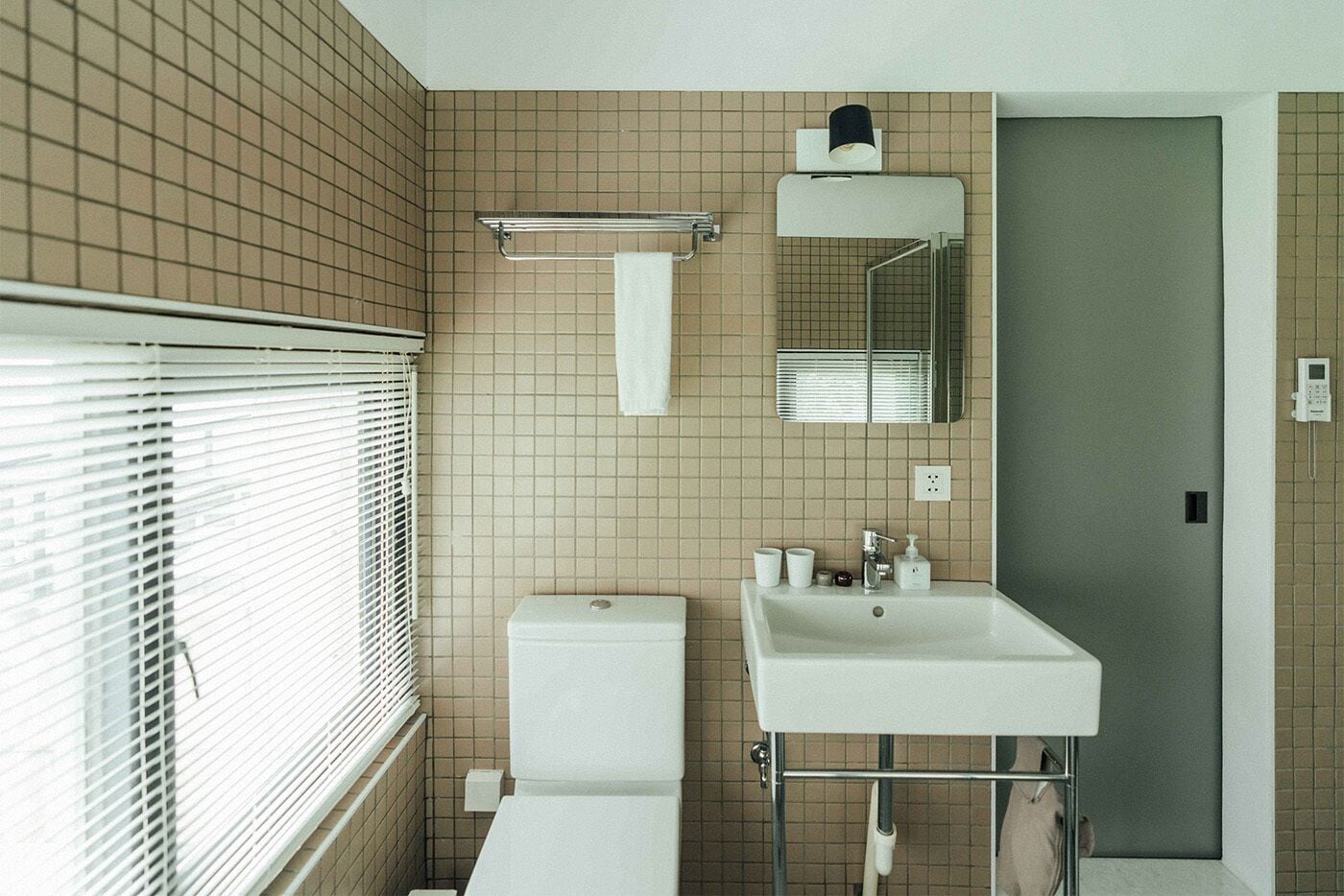 twin room, bathtub | bathroom | free toiletries, hair dryer, slippers, towels