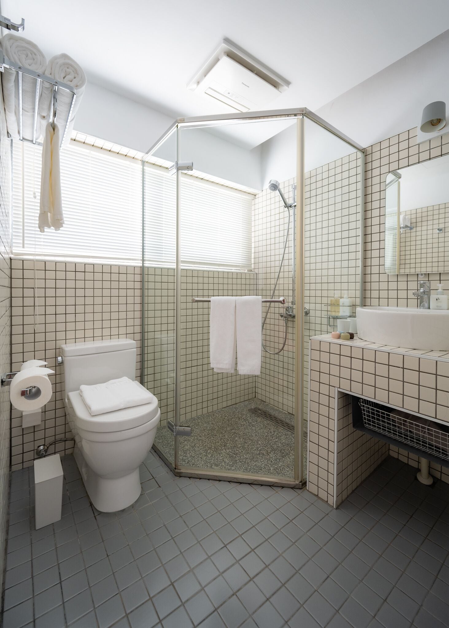 family room | bathroom | free toiletries, hair dryer, slippers, towels