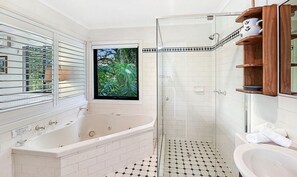 Casa de campo de lujo, bañera de hidromasaje, vistas al jardín | Baño | Ducha, artículos de higiene personal gratuitos y secador de pelo