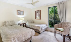 Kookaburra Luxury Cottage | Premium bedding, down comforters, memory foam beds - The Cottages (Tamborine Mountain)