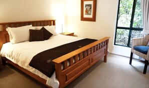 Premium bedding, down duvets, memory-foam beds, individually decorated - The Cottages (Tamborine Mountain)