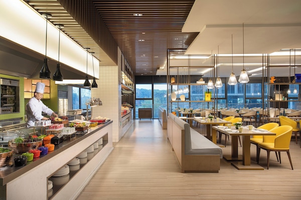 2 restaurants; breakfast, lunch, and dinner served