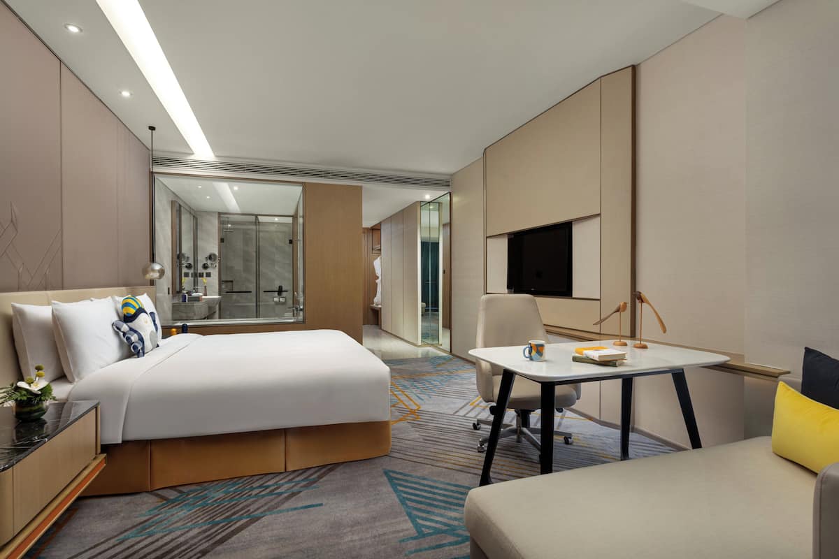 Standard Room, 1 King Bed (High Floor) | 1 bedroom, premium bedding, minibar, in-room safe