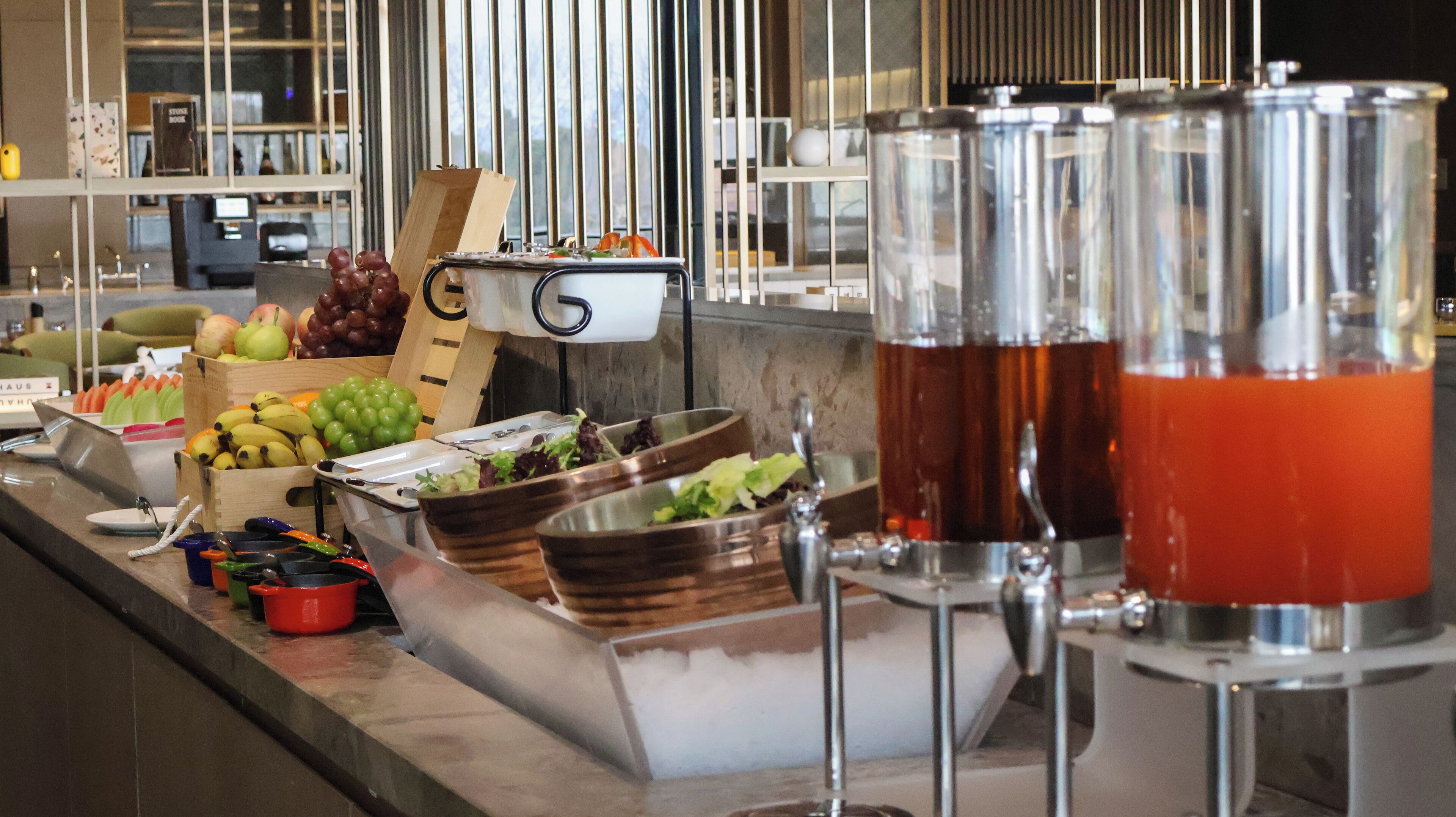 Un bufé con diferentes alimentos y bebidas.