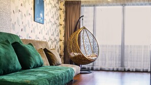 Escritorio, wifi gratis y ropa de cama 