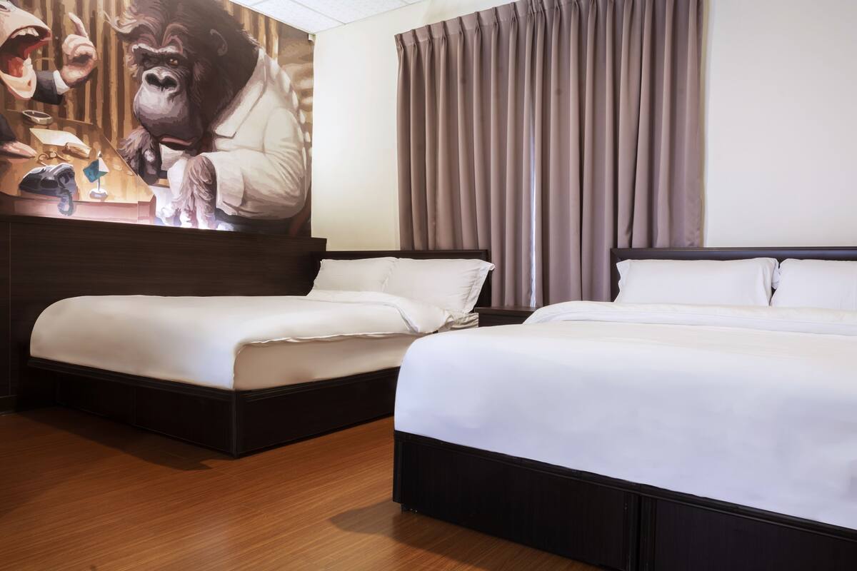Quarto quádruplo superior | Escrivaninha, Wi-Fi de cortesia, roupa de cama