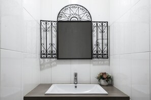 Economy Quadruple Room | Bathroom sink