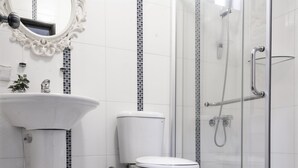 Ducha, artículos de tocador gratuitos, secador de pelo, pantuflas