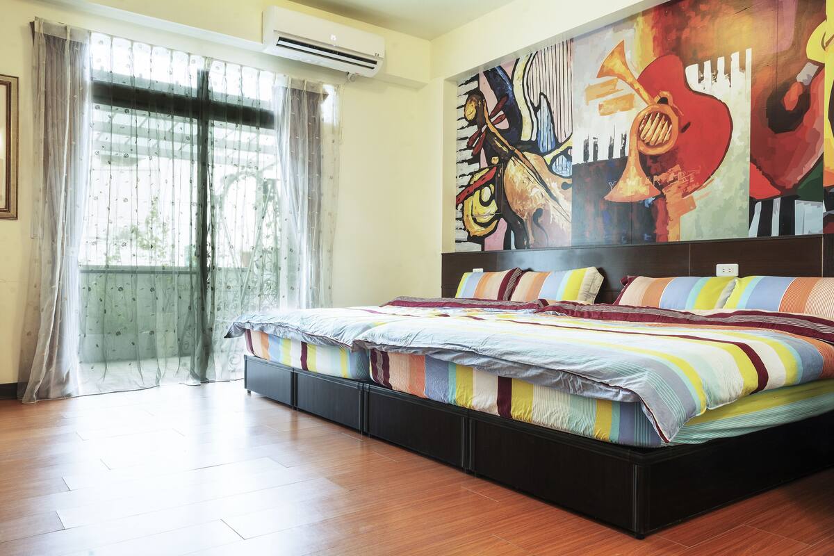 Quarto quádruplo básico | Escrivaninha, Wi-Fi de cortesia, roupa de cama