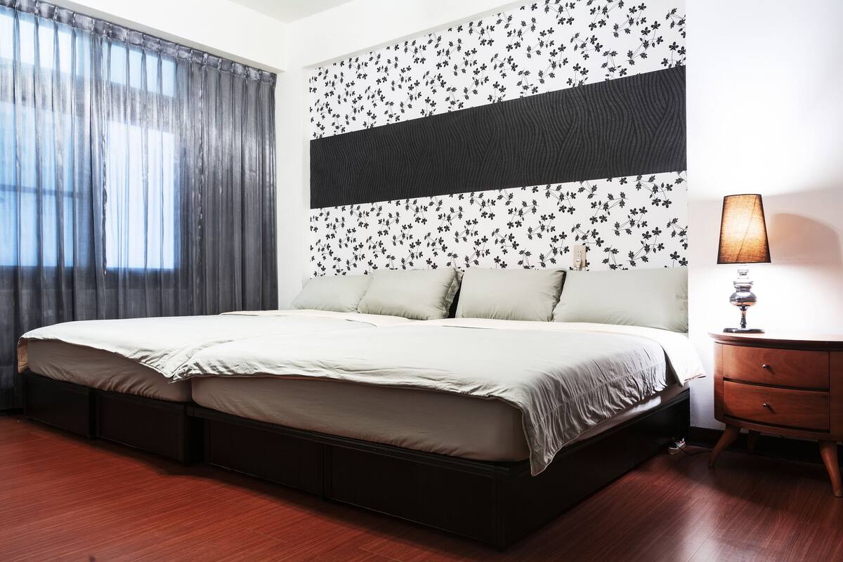 Quarto quádruplo econômico | Escrivaninha, Wi-Fi de cortesia, roupa de cama