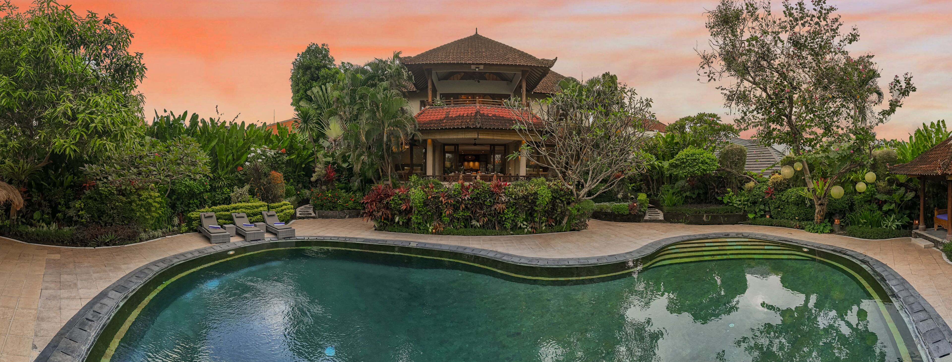 Kolam renang outdoor, dengan kursi berjemur
